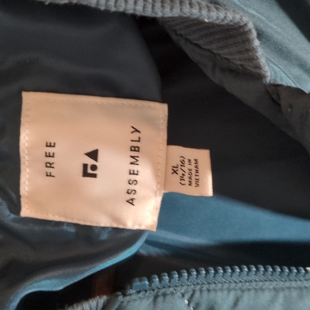 Free Assembly Jacket - Picture 4 of 6